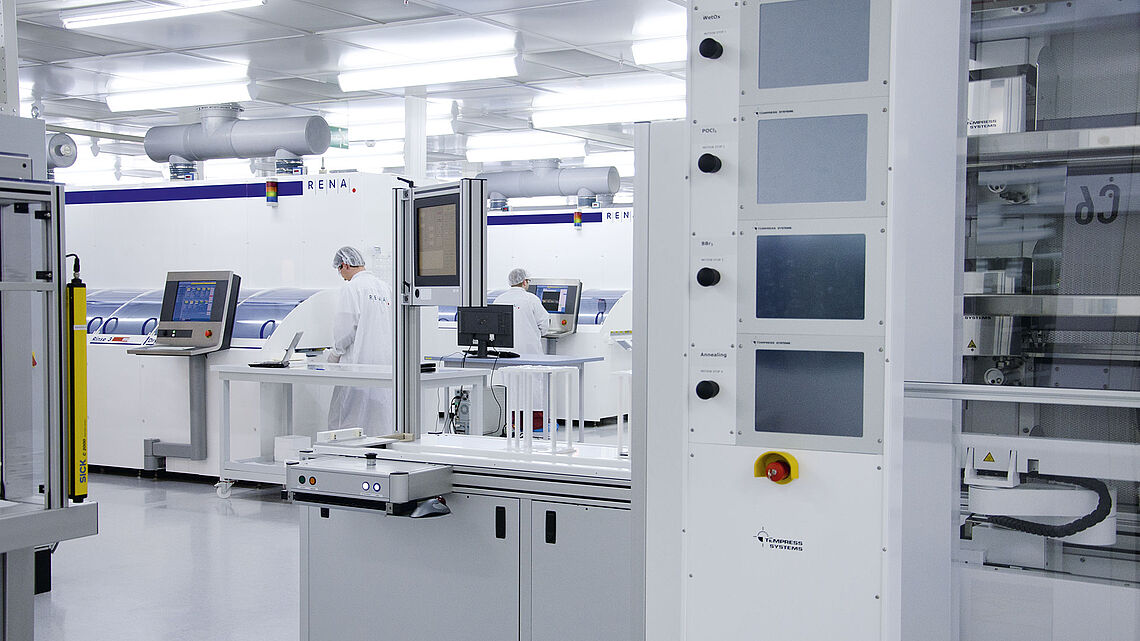 Machines for testing wet chemical processes in the RENA Technology Center Freiburg