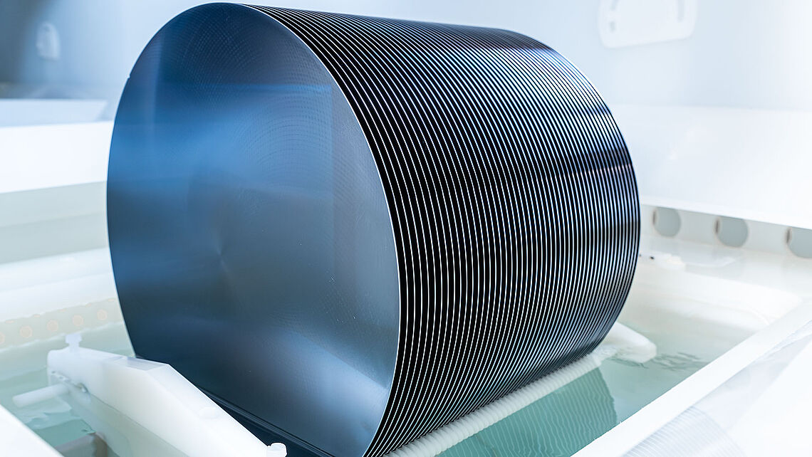 Wafer in der Halterung in einer Maschine  Wafer in der Halterung in einer Maschine