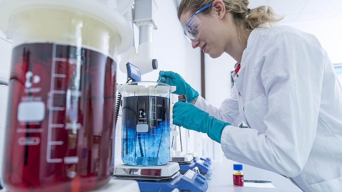 RENA Berg Containers with colored liquid in a laboratory