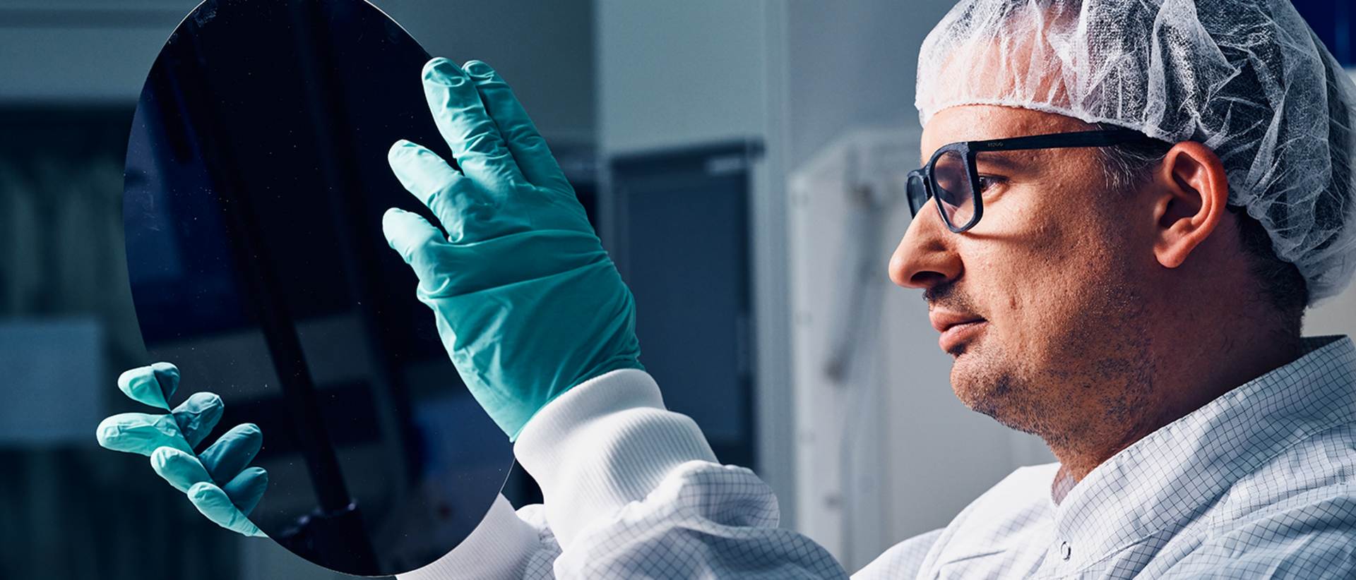 Schwarze Waffeln Mitarbeiter in weißen Schutzanzügen  Schwarze Waffeln Mitarbeiter in weißen Schutzanzügen