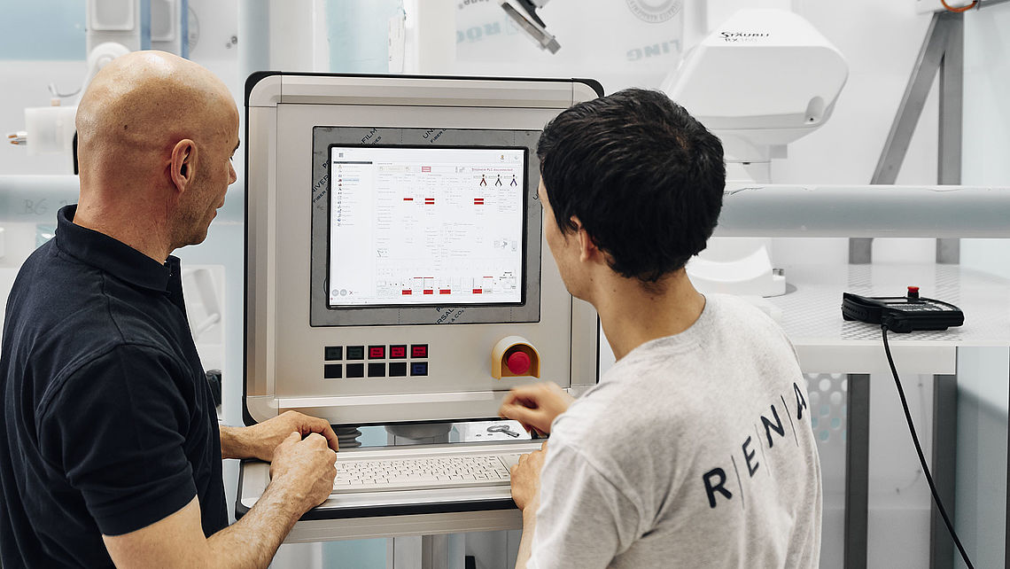 RENA Mitarbeiter arbeiten an einer Maschine