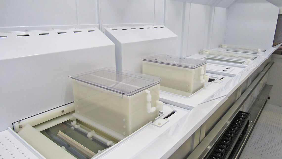 Genesis-Marangoni-Dryer Teflon cassettes with integrated tilt that features minimizes contact on the black side of the wafer