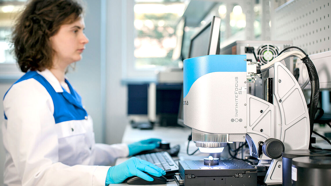 Frau analysiert ein Objekt  Frau analysiert ein Objekt