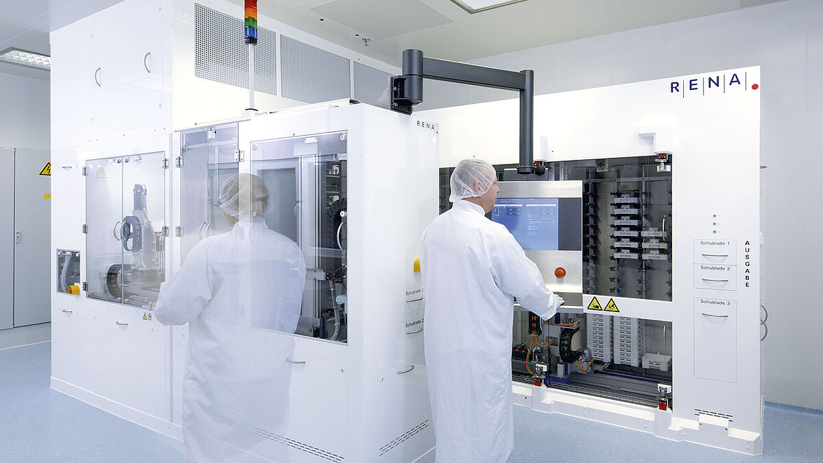 RENA mitarbeiter vor einer Maschine 