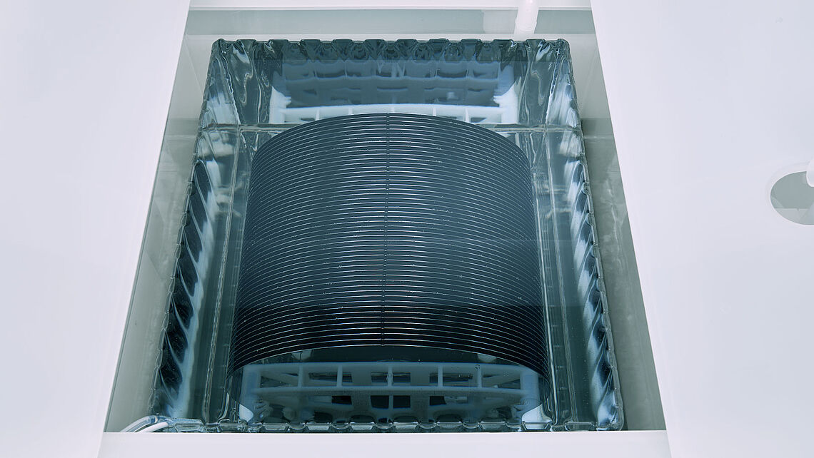 Wafer im Reinigungsbecken  Wafer im Reinigungsbecken